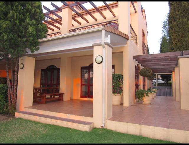 1 BEDROOM APARTMENT TO LET IN PINESLOPES